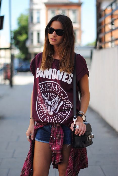 mujer con playera de ramones y shorts 