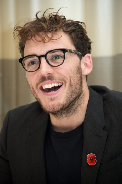 hombre con lentes sonriendo 