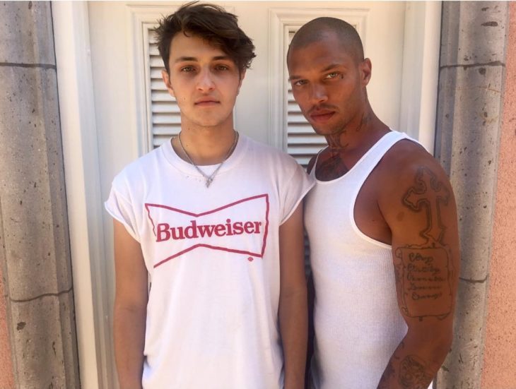 Jeremy meeks posnado junto al hermano de bella hadid 