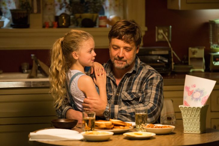 Padre e hija hablando en la cocina 