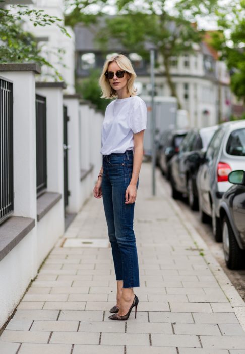 Chica usando pantalones de mezclilla y blusa blanca 