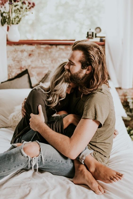 Pareja de novios abrazados y conversando 