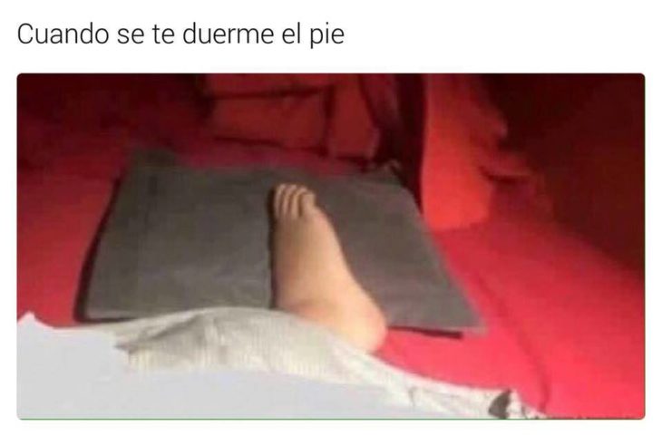 Meme pie sobre una almohada 