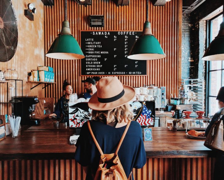 chica tomando café