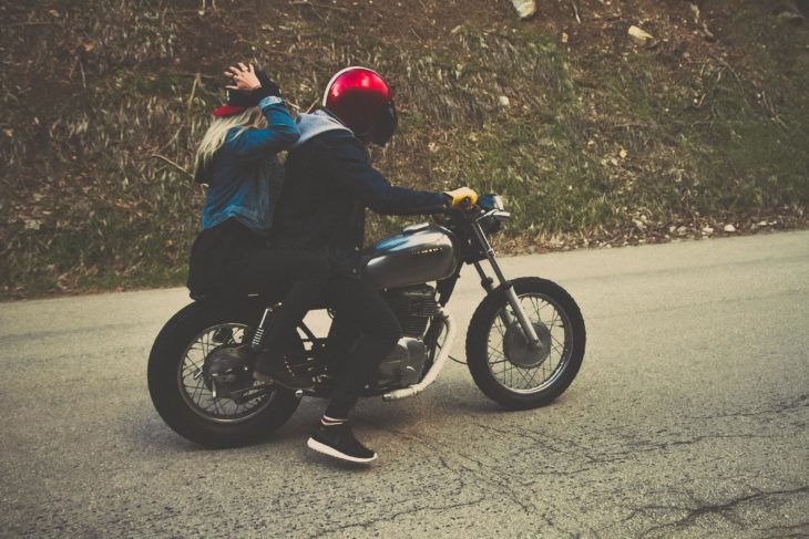 chica con su novio en moto