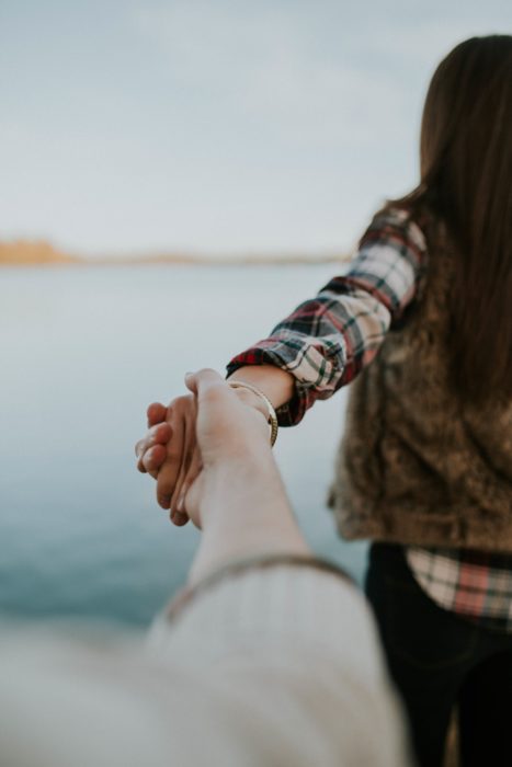 chica tomando la mano de su novio