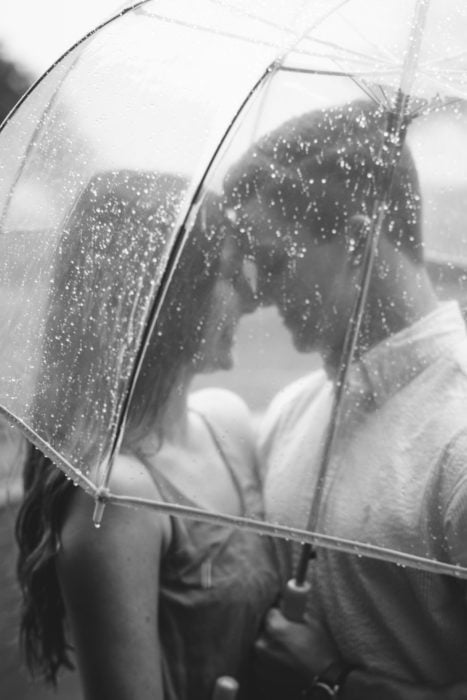 chico con su novia en la lluvia