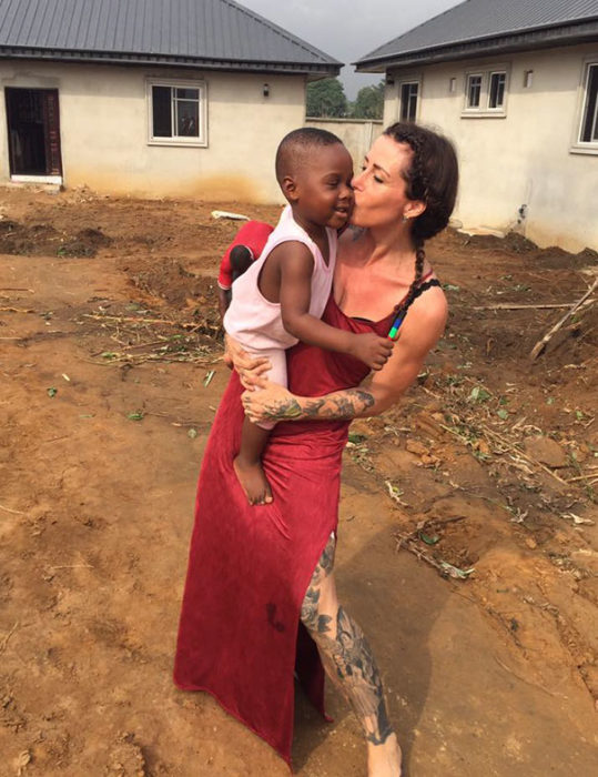 Niño rescatado de morir de hambre abrazando a la mujer que lo rescató