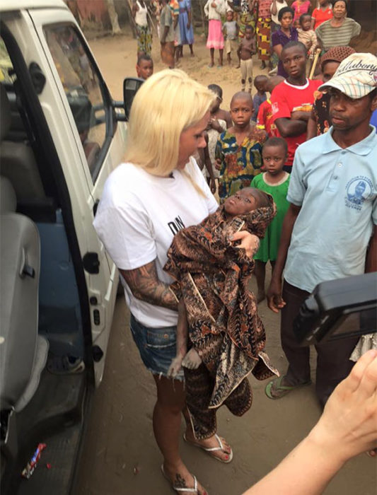 Mujer que salvó a un niño abandonado y acusado de ser brujo