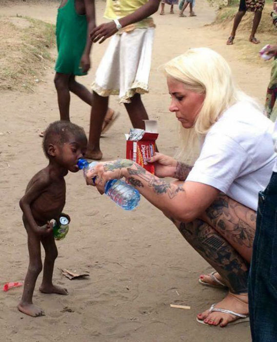 Niño de nigeria que fue abandonado por ser brujo tomando agua 