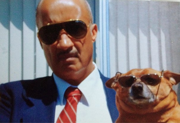 Hombre usando gafas junto con su perro 