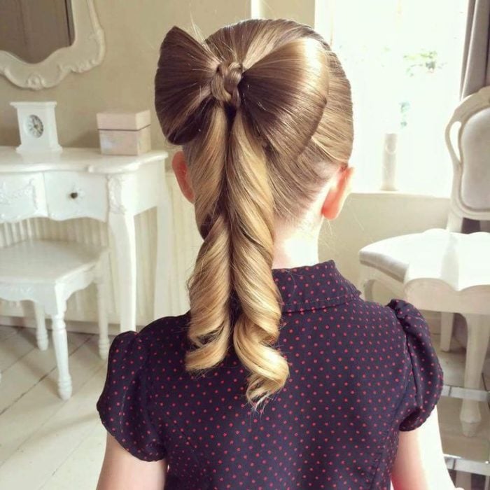 Peinados para niñas en forma de coleta estilo moño elegante