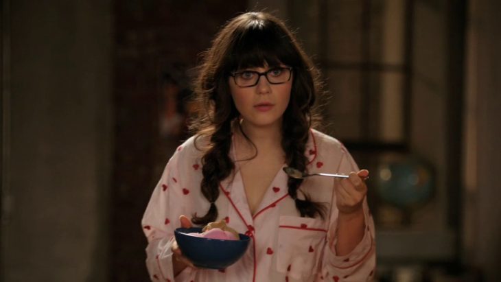 Jess de new girl en pijama 