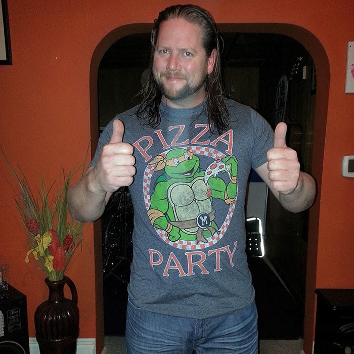 Hombre usando una camisa de las tortugas ninja 