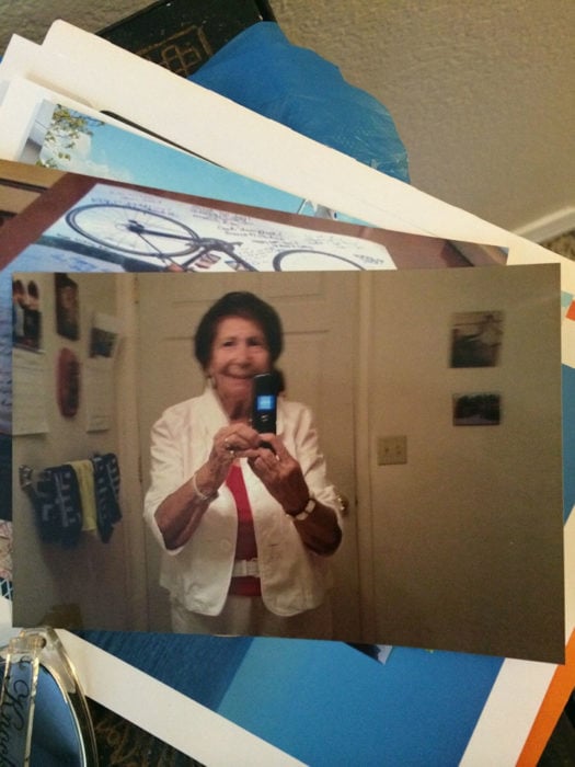 abuelita tomándose una selfie