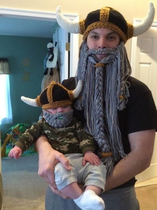 Padre e hijo usando cascos de vikingos