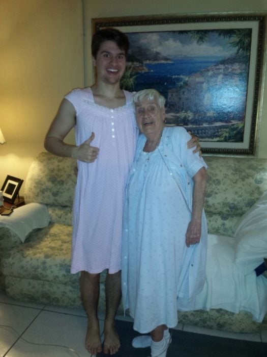 abuela y nieto usando un camisón 