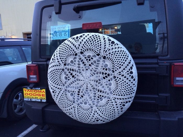Llanta de un Jeep cubierta con crochet