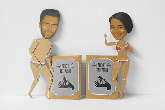 Novios miniatura hechos con cartón