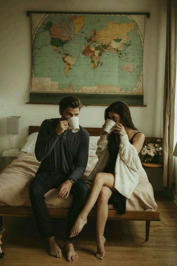 Pareja de novios tomando café a la orilla de la cama