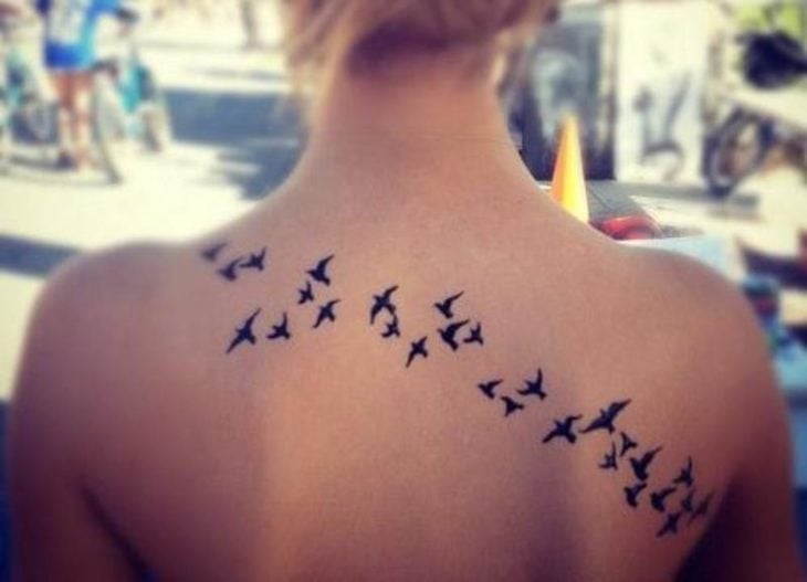 Tatuajes chica alma libre aves