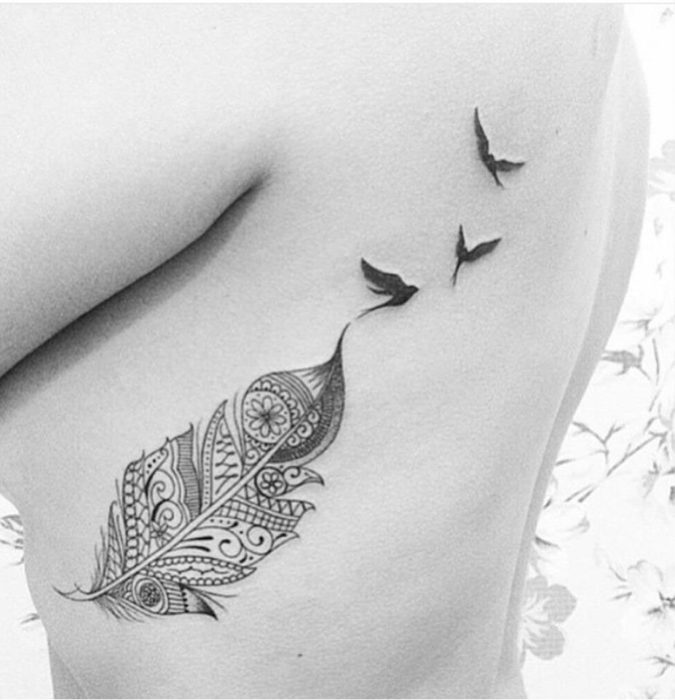 Tatuajes chica alma libre pluma