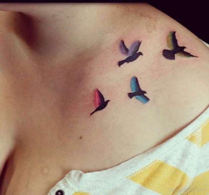 Tatuajes chica alma libre ave de colores