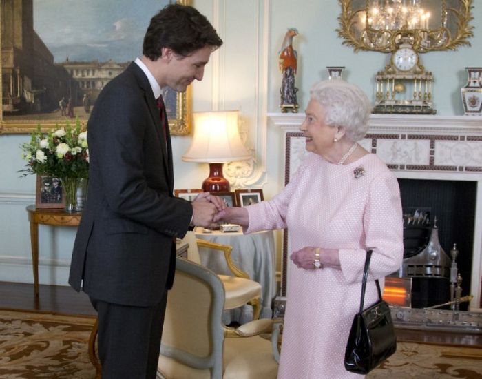 Primer ministro de canadá junto a la reina isabel