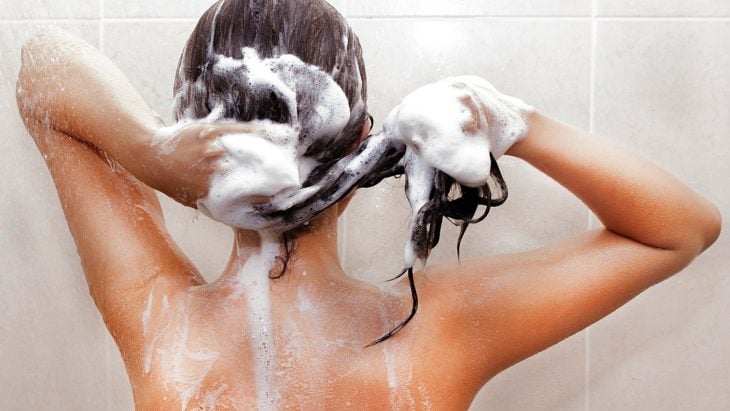 chica lavando su cabello