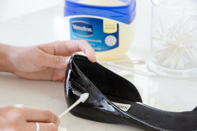 Limpieza de zapatos de charol con vaselina 