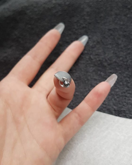 Uñas con aros en la punta 