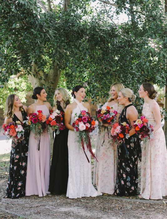 Chicas usando vestidos con estampados florales en rosa y negro 