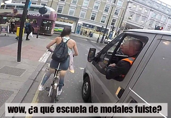 mujer ciclista en la calle 