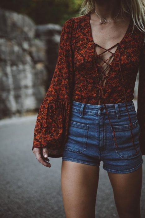 mujer con shorts y blusa de manga larga 