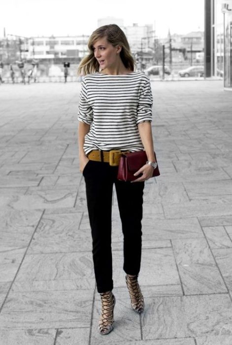 chica con blusa a rayas con tacones griegos