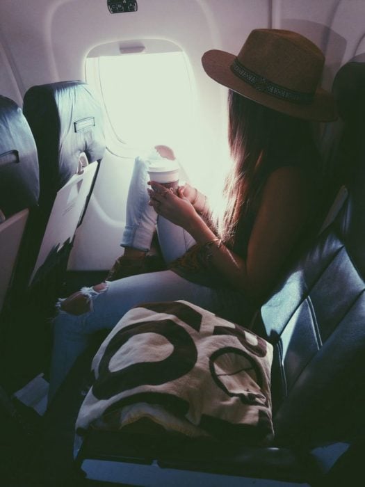 chica bebiendo café en pleno vuelo