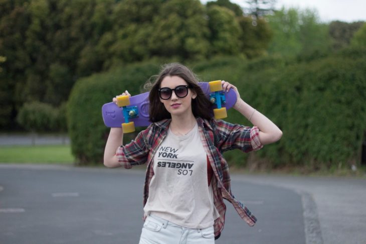 chica con patineta por la calle