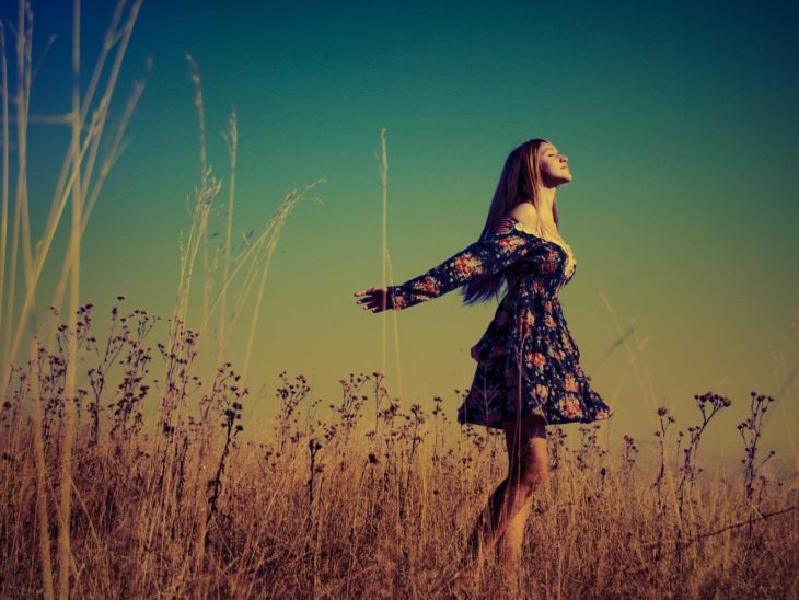 chica con vestido de flores en el campo