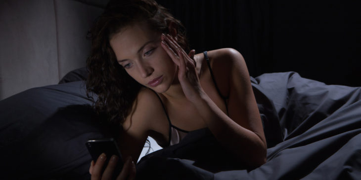 chica mandando mensaje de noche