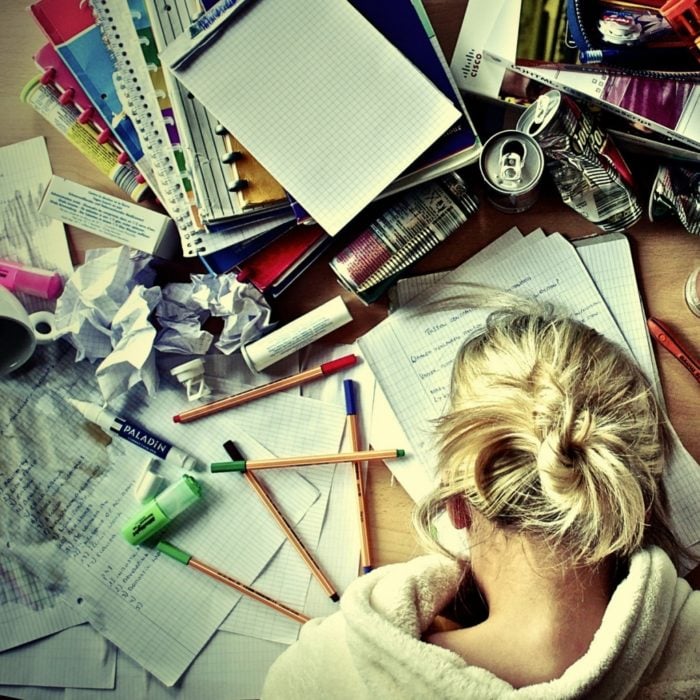 chica ocupada con su tarea