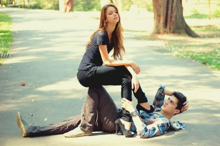 chica con tacón sobre su novio