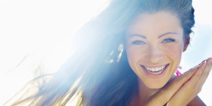 chica sonriendo feliz