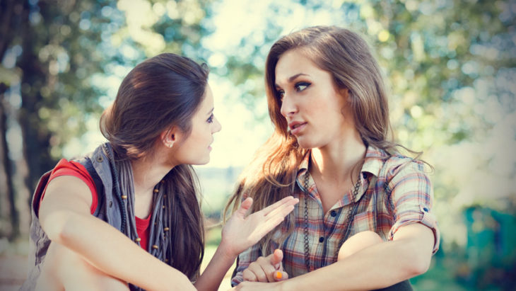 chicas dialogando 