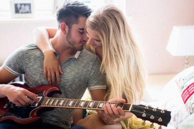 chico tocando la guitarra con su novia