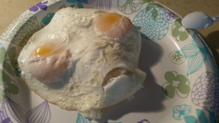 huevo estrellado con dos yemas 
