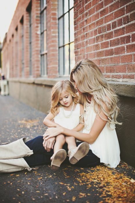 Madre conversando junto a su hija 