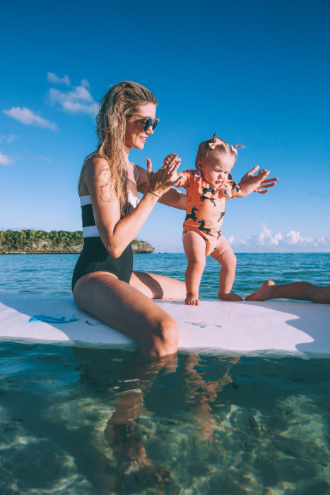 Madre e hija practicando surf