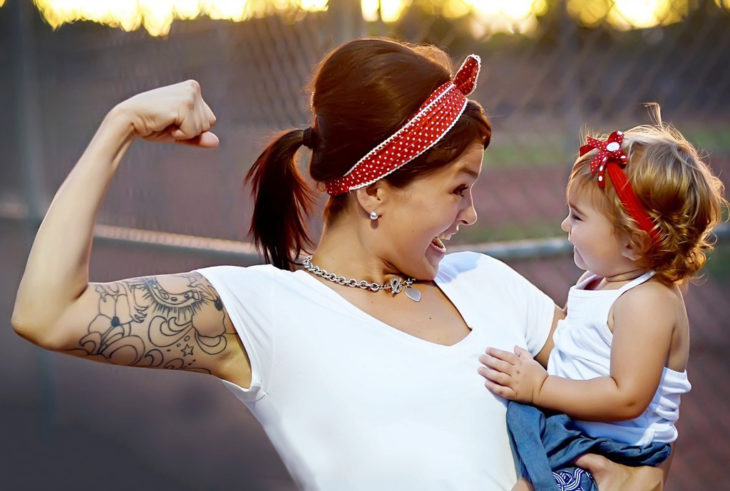 Madre e hija viéndose a los ojos