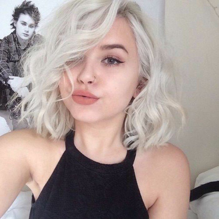 chica con cabello rubio platinado cenizo 