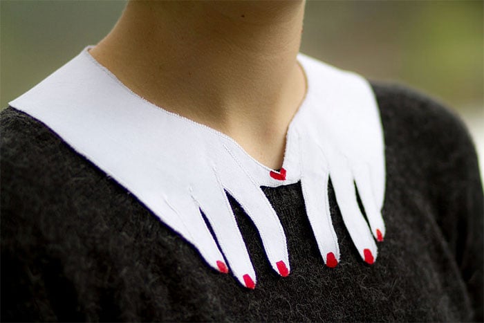 mujer con cuello de manos 